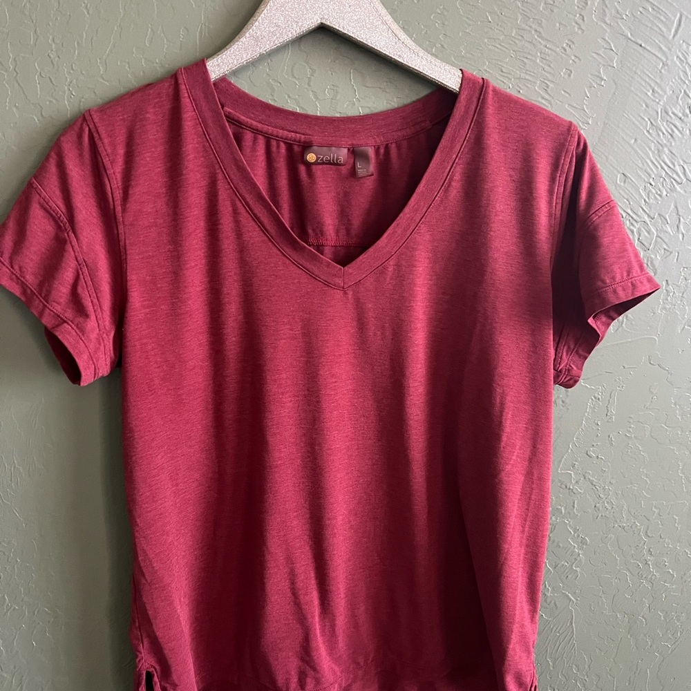 Zella V-Neck Short Sleeve Tee in Wine